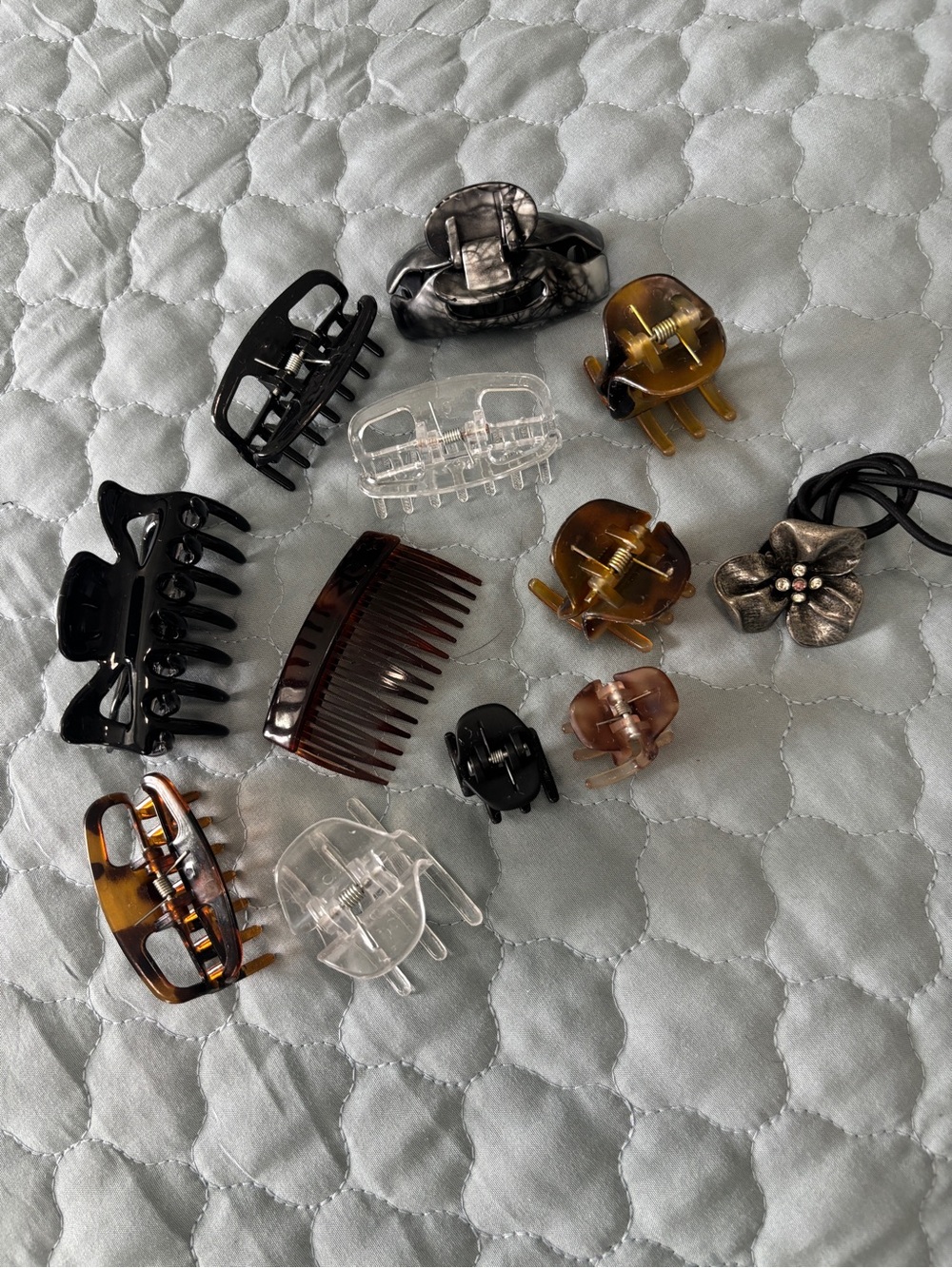 Assorted Hair (12) Claw Clips and Comb -Multi-Color -purchased but didn’t work!